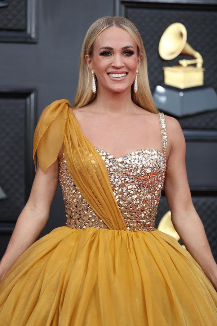 Những bộ đầm đẹp, độc trên thảm đỏ Grammy 2022 - Hình 4