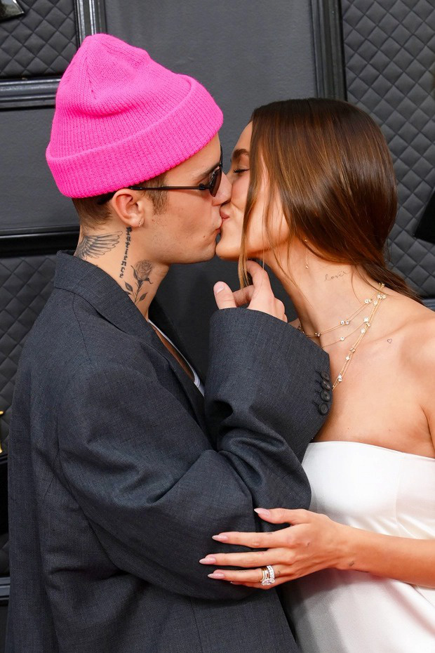 Nụ hôn nồng cháy và bàn tay hư cũng không thể cứu nổi vợ chồng Justin Bieber mặc như quấn chăn tại Grammy 2022 - Hình 5