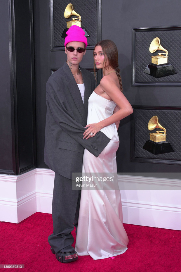 Nụ hôn nồng cháy và bàn tay hư cũng không thể cứu nổi vợ chồng Justin Bieber mặc như quấn chăn tại Grammy 2022 - Hình 4