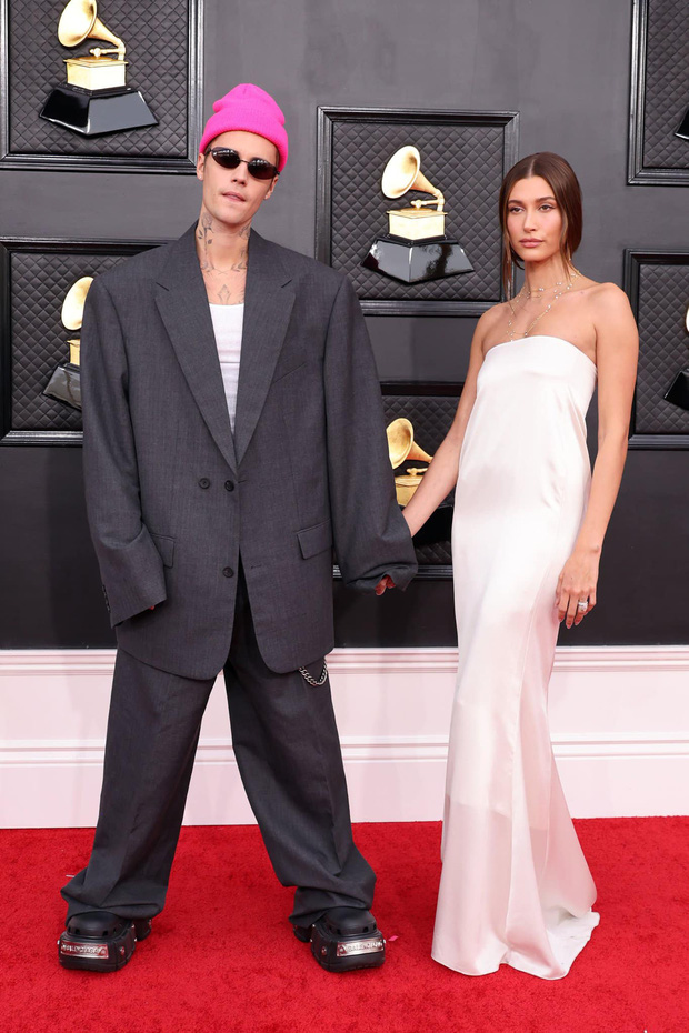 Nụ hôn nồng cháy và bàn tay hư cũng không thể cứu nổi vợ chồng Justin Bieber mặc như quấn chăn tại Grammy 2022 - Hình 1