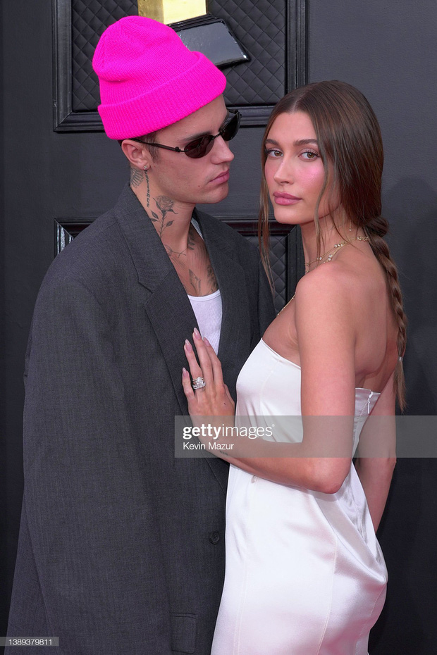 Nụ hôn nồng cháy và bàn tay hư cũng không thể cứu nổi vợ chồng Justin Bieber mặc như quấn chăn tại Grammy 2022 - Hình 8