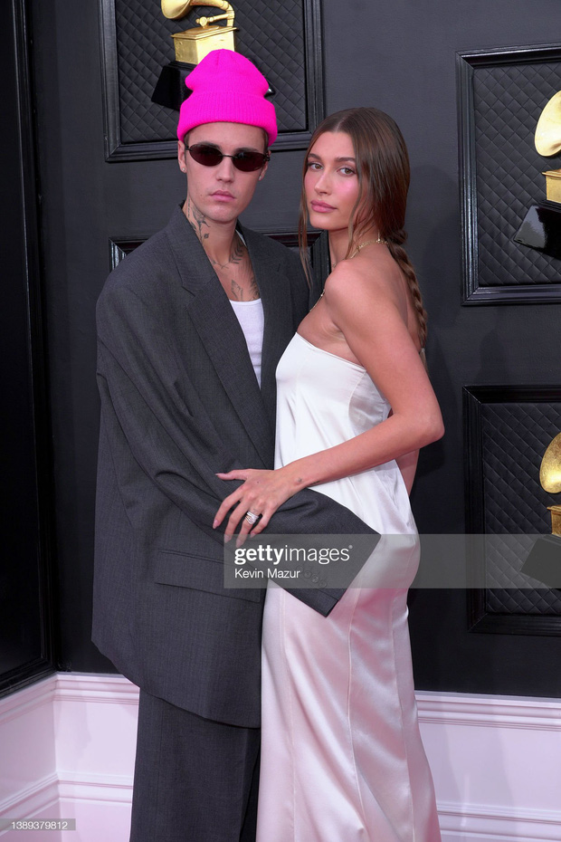 Nụ hôn nồng cháy và bàn tay hư cũng không thể cứu nổi vợ chồng Justin Bieber mặc như quấn chăn tại Grammy 2022 - Hình 3