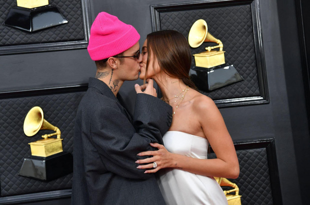 Nụ hôn nồng cháy và bàn tay hư cũng không thể cứu nổi vợ chồng Justin Bieber mặc như quấn chăn tại Grammy 2022 - Hình 7