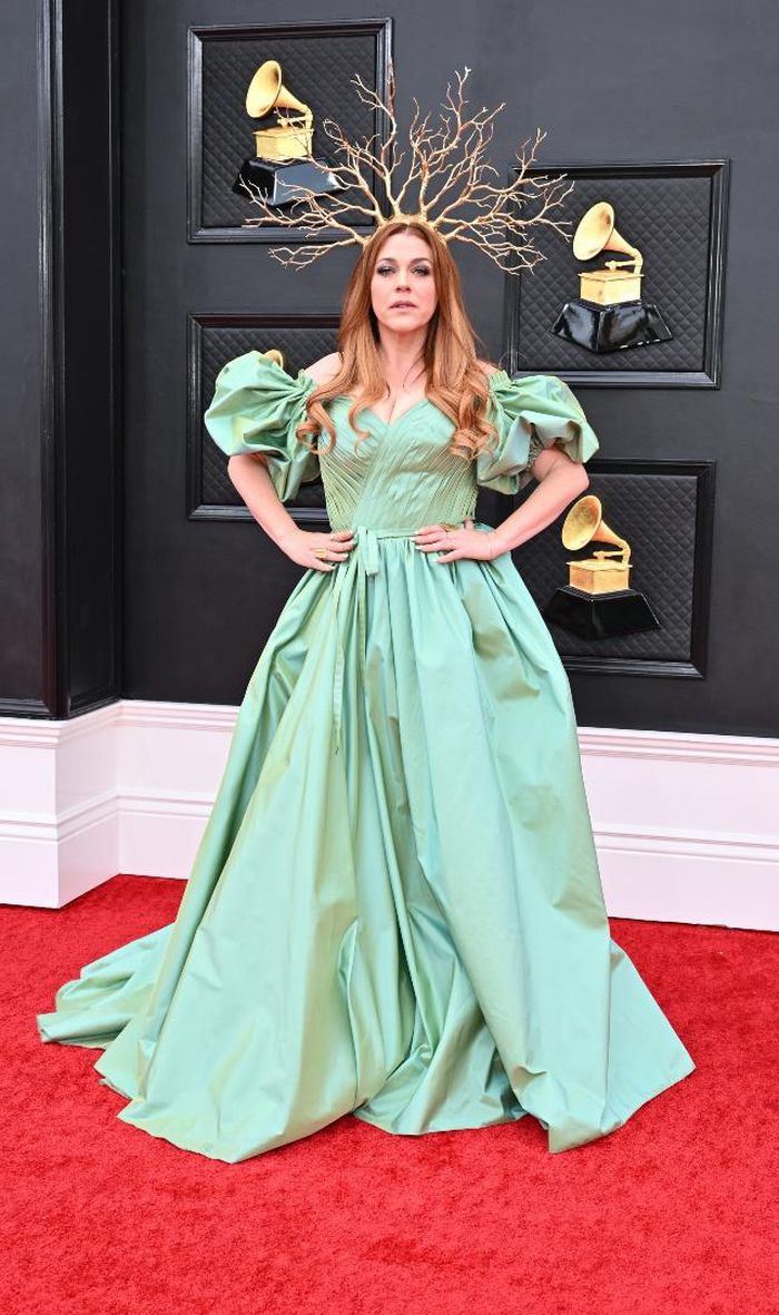 Thảm họa thời trang tại Grammy 2022 - Hình 5
