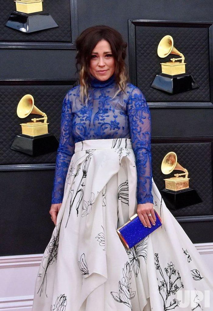 Thảm họa thời trang tại Grammy 2022 - Hình 9