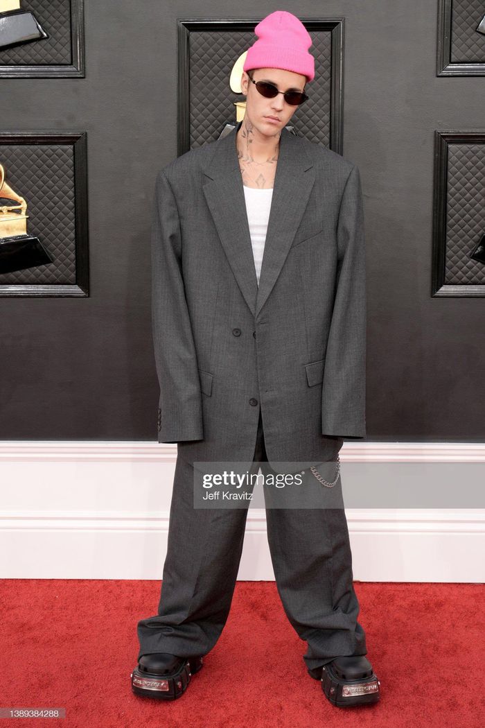 Trang phục luộm thuộm của Justin Bieber tại thảm đỏ Grammy 2022 - Hình 1