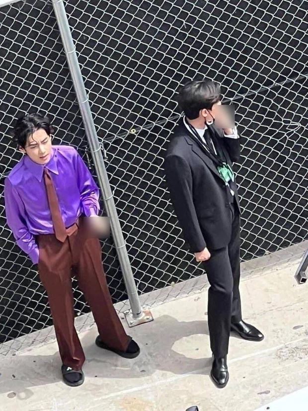 V (BTS) có hành động gây tranh cãi ngay sau cánh gà Grammy 2022, netizen không ngừng chỉ trích - Hình 3