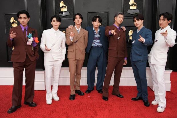 V (BTS) có hành động gây tranh cãi ngay sau cánh gà Grammy 2022, netizen không ngừng chỉ trích - Hình 1