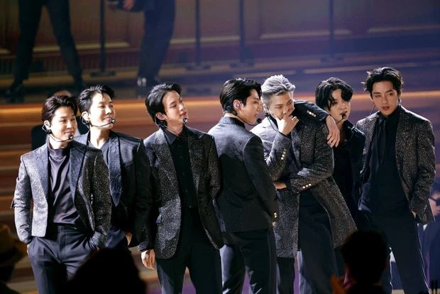 V (BTS) có hành động gây tranh cãi ngay sau cánh gà Grammy 2022, netizen không ngừng chỉ trích - Hình 2