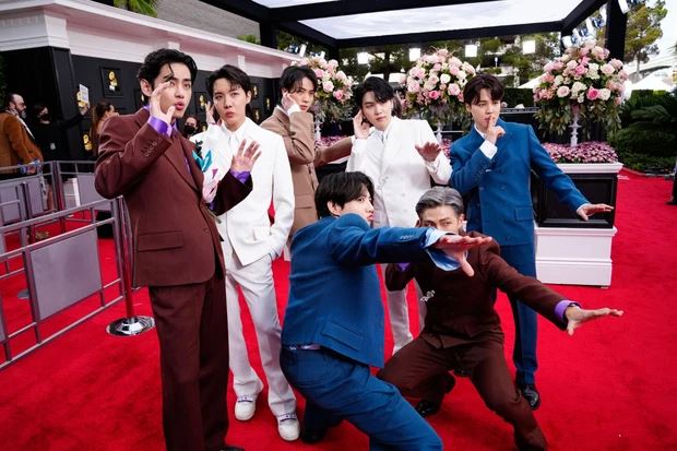 V (BTS) có hành động gây tranh cãi ngay sau cánh gà Grammy 2022, netizen không ngừng chỉ trích - Hình 5