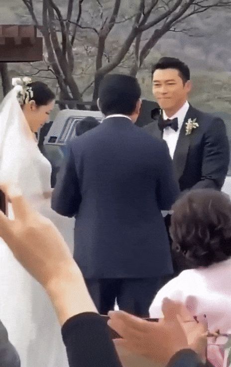 Ngày đầu tiên Hyun Bin đi làm sau siêu đám cưới với Son Ye Jin: Không lộ mặt vẫn gây sốt, bóng lưng đủ khiến netizen phát cuồng - Hình 6