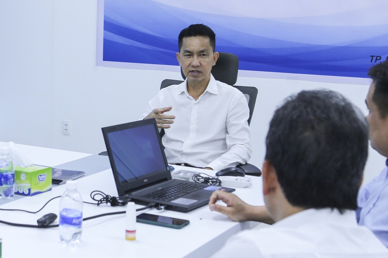 Hiền Hồ diện váy trắng khoe vai trần, nhún nhảy hết mình trong bar - Hình 8