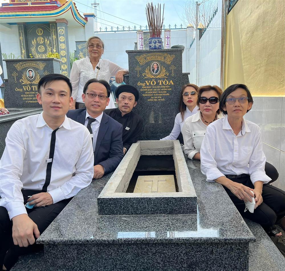 Hoài Linh hiếm hoi xuất hiện, gặp đủ anh em trong nhà nhưng sao râu ria lởm chởm thế kia - Hình 2