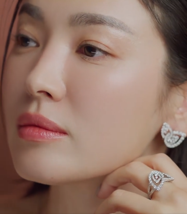 Son Ye Jin lên đồ cô dâu, vì sao bạn thân khóc nức nở? - Hình 9
