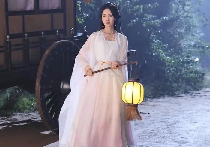 Trần Đô Linh đẹp xuất sắc ở hậu trường Trường Nguyệt Tẫn Minh, đá bay Bạch Lộc ra chuồng gà - Hình 5
