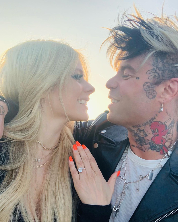 HOT: Vampire Avril Lavigne married for the third time at the age of 37 with her boyfriend 3 years younger, proposed with a huge ring in Paris - Picture 1