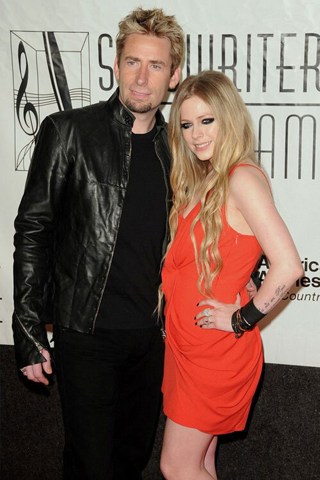 HOT: Vampire Avril Lavigne married for the third time at the age of 37 with her boyfriend 3 years younger, proposed with a huge ring in Paris - Photo 5