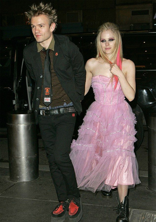 HOT: Vampire Avril Lavigne married for the third time at the age of 37 with her boyfriend 3 years younger, proposed with a huge ring in Paris - Photo 6