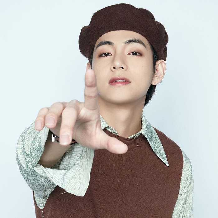 V (BTS), Jennie (Blackpink) xuất ngoại: Người gu thời trang bỏng mắt, kẻ liếc mắt đưa tình mỹ nhân - Hình 4