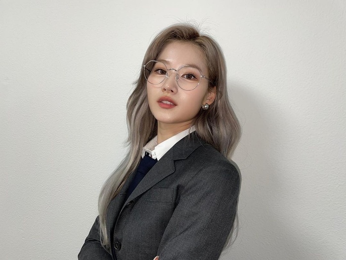 V (BTS), Jennie (Blackpink) xuất ngoại: Người gu thời trang bỏng mắt, kẻ liếc mắt đưa tình mỹ nhân - Hình 3