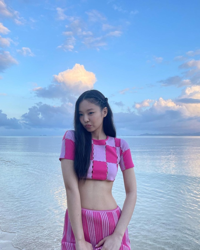 V (BTS), Jennie (Blackpink) xuất ngoại: Người gu thời trang bỏng mắt, kẻ liếc mắt đưa tình mỹ nhân - Hình 1