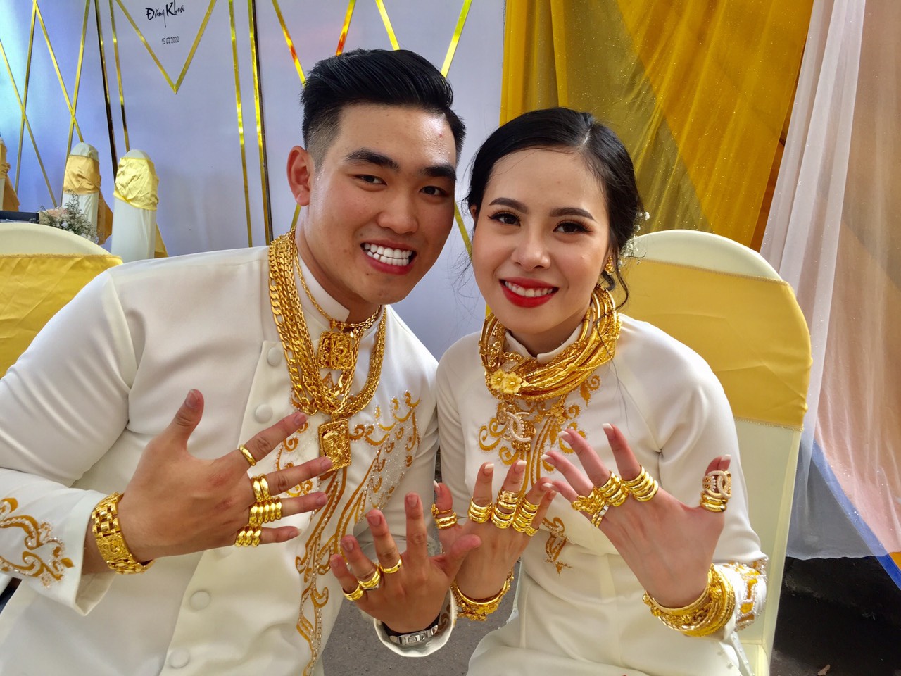 Những cô dâu - chú rể đeo vàng trĩu cổ trĩu chấn động MXH: Có cặp tụt cả huyết áp - Hình 7