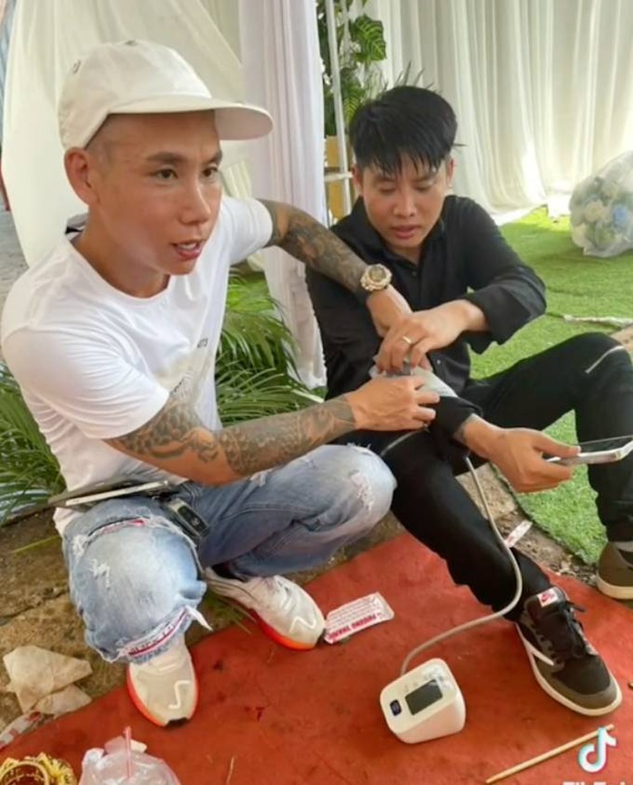 Những cô dâu - chú rể đeo vàng trĩu cổ trĩu chấn động MXH: Có cặp tụt cả huyết áp - Hình 3