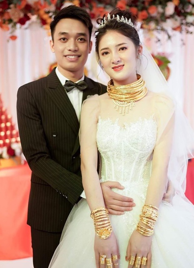 Những cô dâu - chú rể đeo vàng trĩu cổ trĩu chấn động MXH: Có cặp tụt cả huyết áp - Hình 5