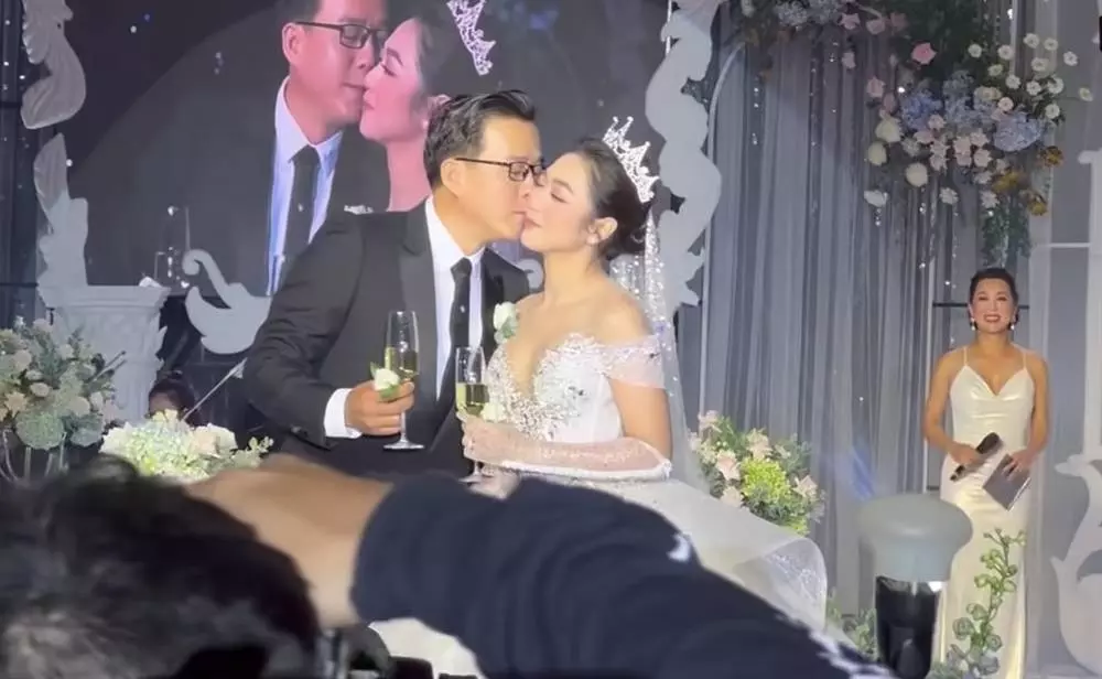 Mẹ ruột Vua cá Koi buồn ra mặt tại đám cưới, thái độ lạnh lùng với con dâu Hà Thanh Xuân? - Hình 4