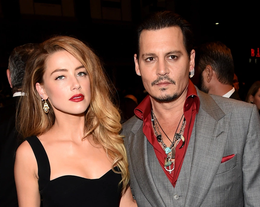 7 lần Johnny Depp bật cười đầy ẩn ý ở phiên tòa kiện vợ cũ Amber Heard - Hình 8