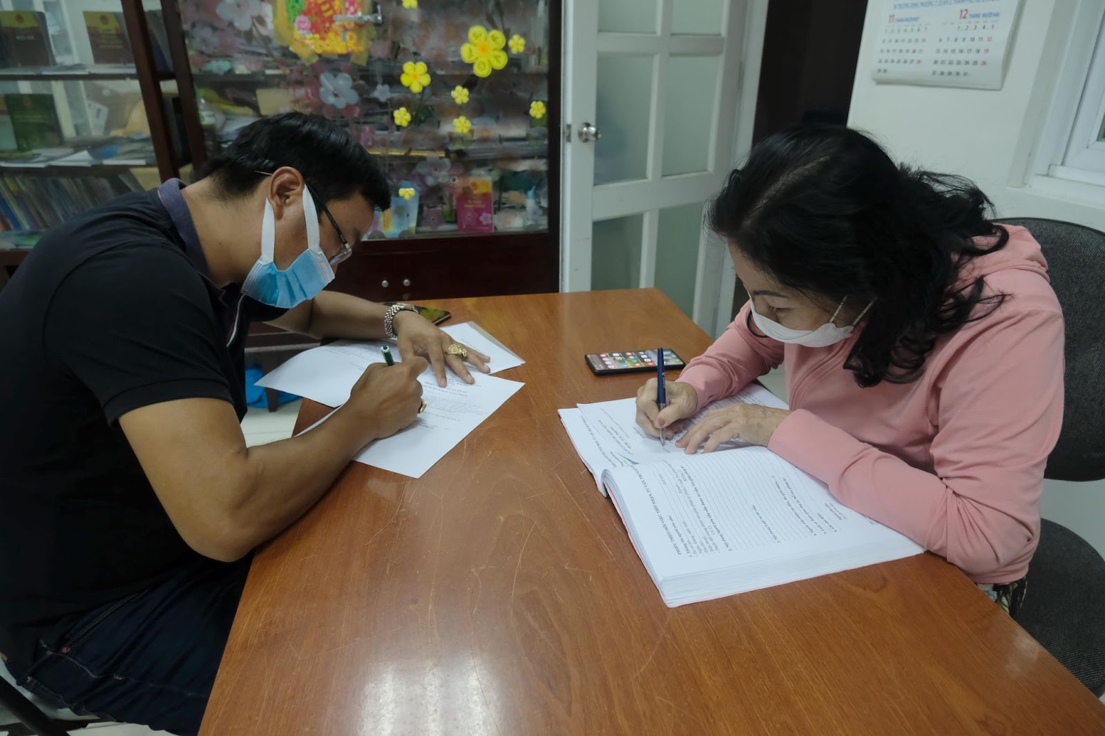 Vụ bé gái 8 tuổi bị bạo hành: Bảo mẫu được đề nghị triệu tập đến toà - Hình 1