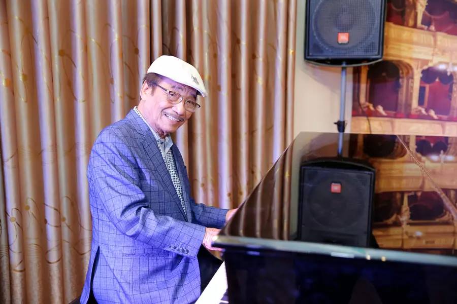NSND Trần Hiếu lấy vợ kém gần 20 tuổi, U90 vẫn hạnh phúc khiến nhiều người ngưỡng mộ - Hình 1
