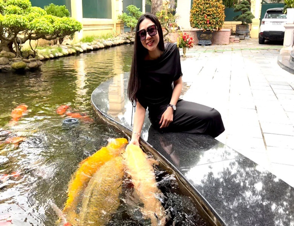 HOT: Vua cá Koi từ bỏ cuộc sống sang chảnh, đi theo cầm túi, quay phim cho vợ trẻ kém 13 tuổi - Hình 5