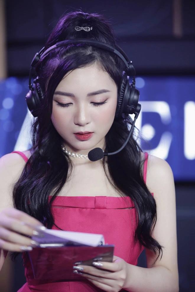 Phương Thảo, Minh Anh và dàn mỹ nhân MC Esports gây choáng với thành tích học tập khủng - Hình 2