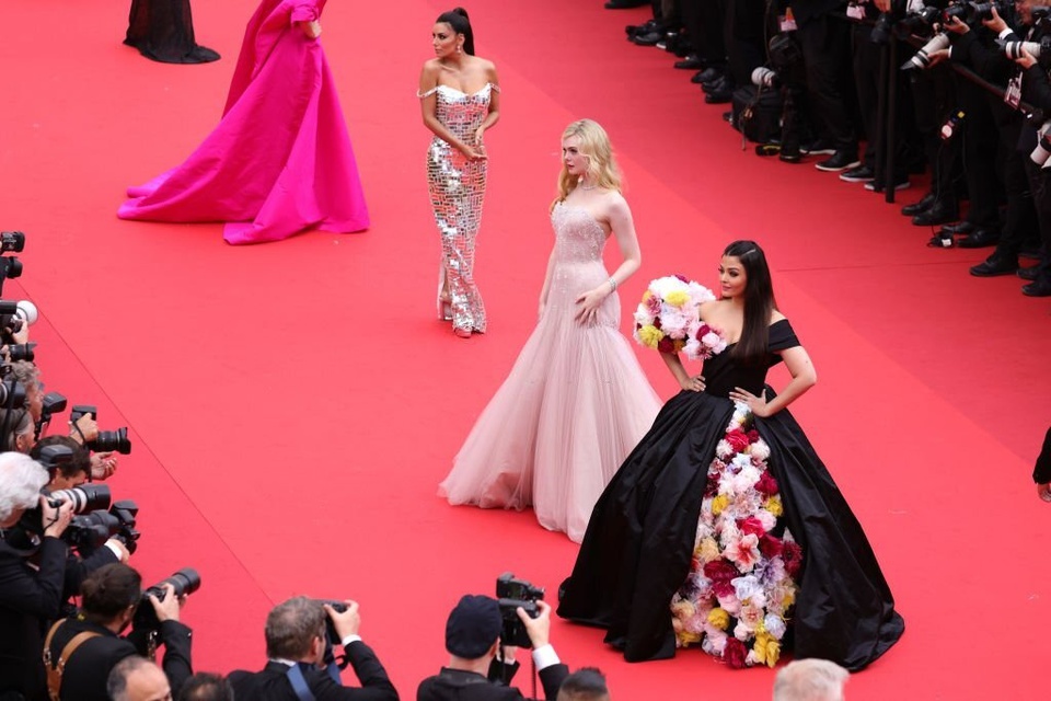 Công chúa Hollywood Elle Fanning tỏa sáng trên thảm đỏ Cannes - Hình 10
