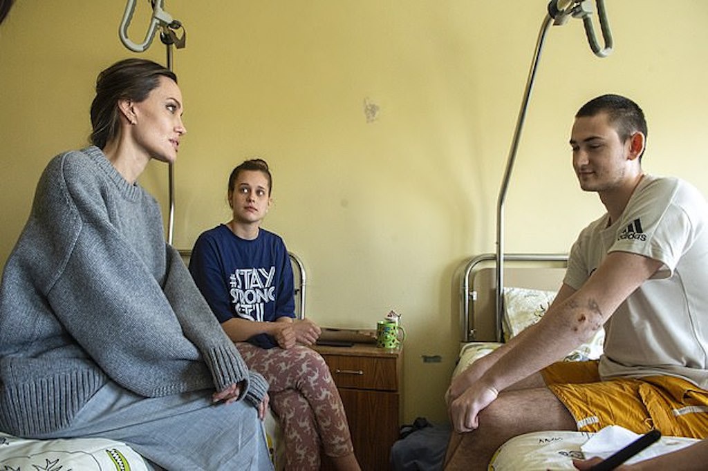 Angelina Jolie đến thăm trẻ mồ côi ở Ukraine, phủ nhận muốn tìm thêm con nuôi - Hình 3