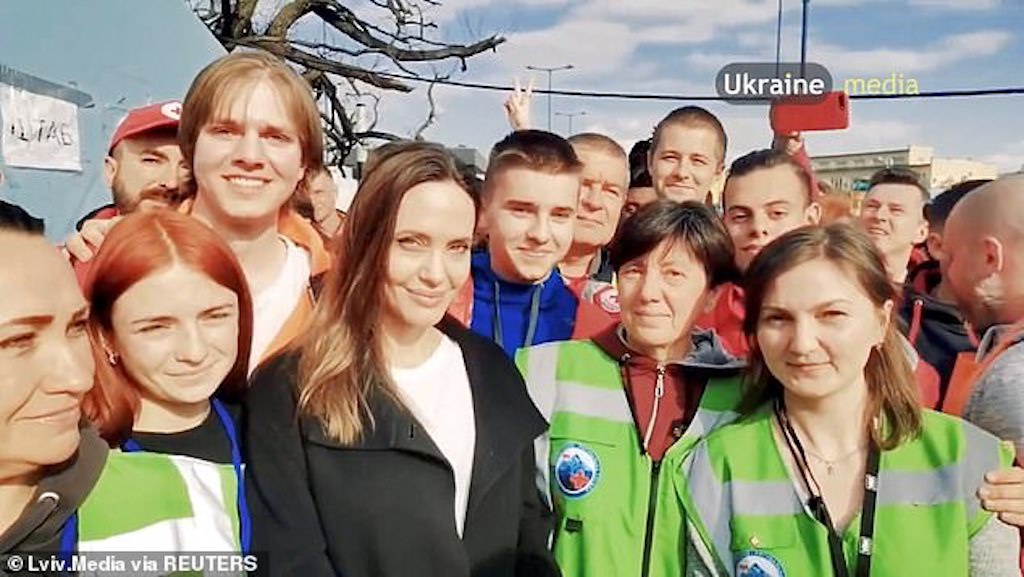 Angelina Jolie đến thăm trẻ mồ côi ở Ukraine, phủ nhận muốn tìm thêm con nuôi - Hình 4
