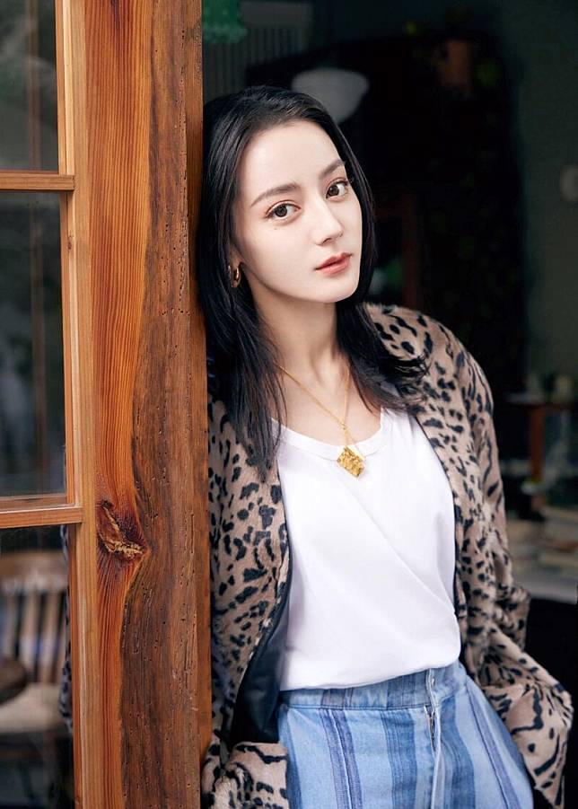 Địch Lệ Nhiệt Ba bị bóc mẽ tính cách: 'Ham ăn, lầy lội và sở thích kỳ quái khi ngủ - Hình 7