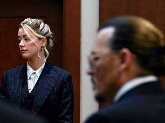 Amber Heard né Johnny Depp, luôn nhìn bồi thẩm đoàn, lý do vì đâu? - Hình 2