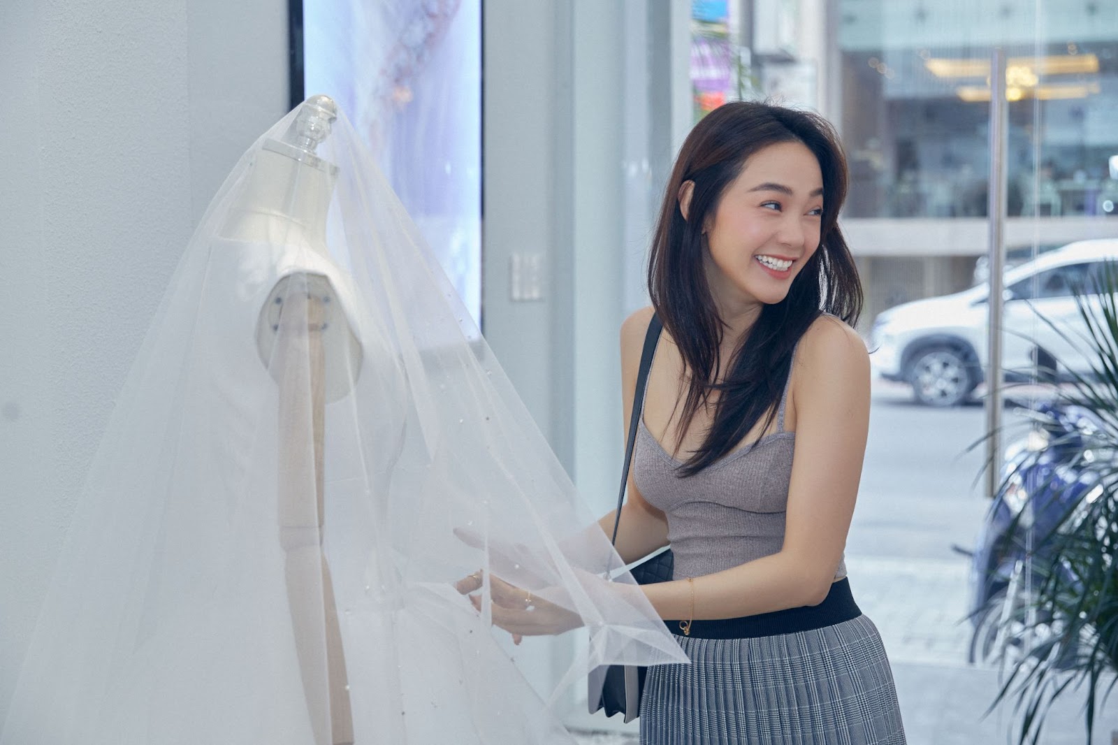 Minh Hằng xinh đẹp thử váy chụp ảnh cưới, NTK Huy Trần tiết lộ giá trị sốc - Hình 1