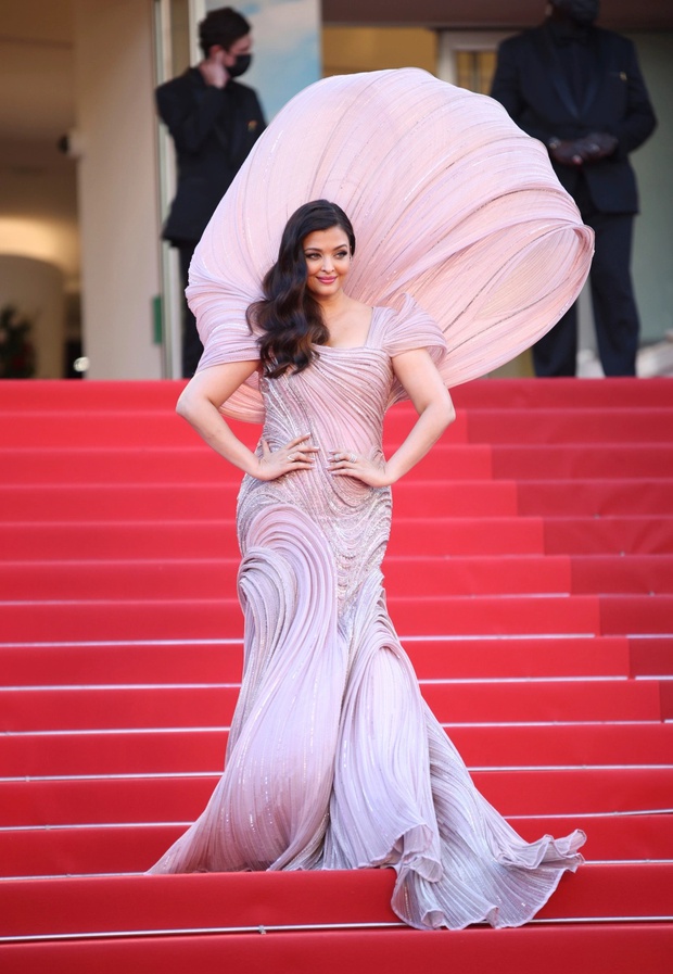Thảm đỏ LHP Cannes: Anne Hathaway đẹp diễm lệ, dàn thiên thần Victorias Secret và Hoa hậu đẹp nhất mọi thời đại đọ đầm lạ mắt - Hình 12