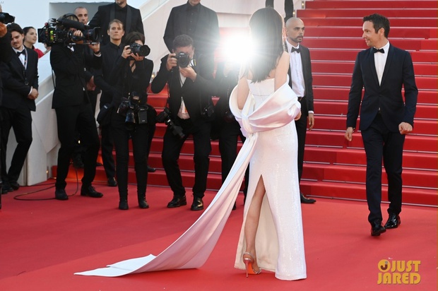 Thảm đỏ LHP Cannes: Anne Hathaway đẹp diễm lệ, dàn thiên thần Victorias Secret và Hoa hậu đẹp nhất mọi thời đại đọ đầm lạ mắt - Hình 3