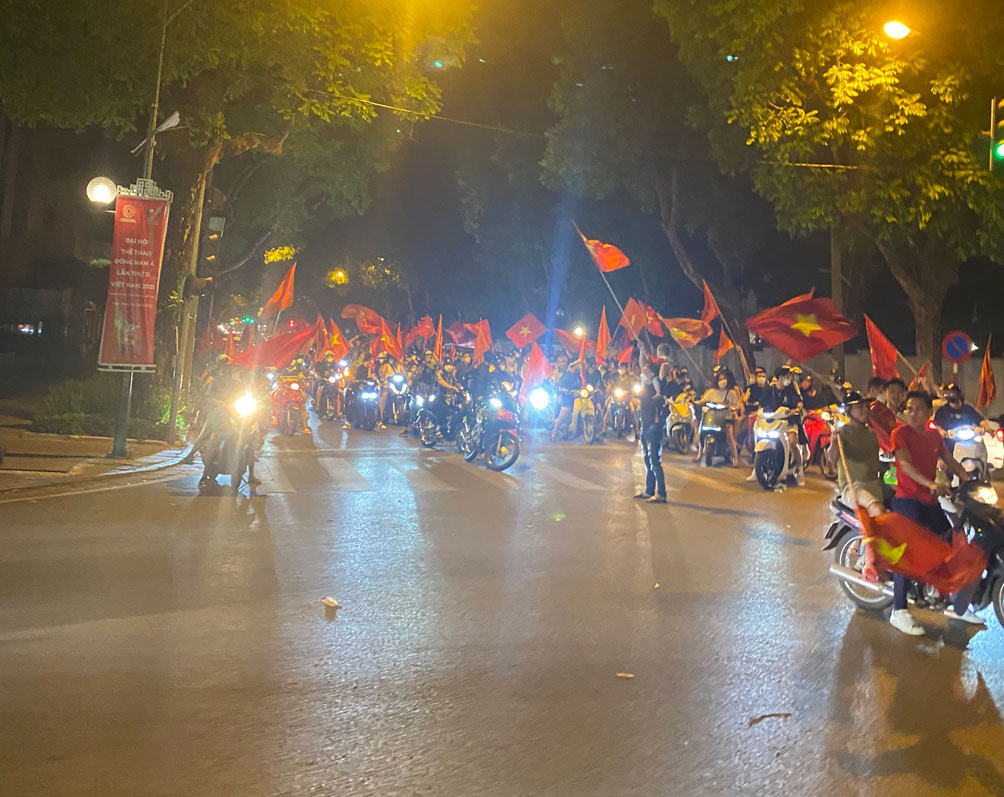 Truy tìm cô gái đánh rơi áo lót khi đi cổ vũ U23 Việt Nam - Hình 12