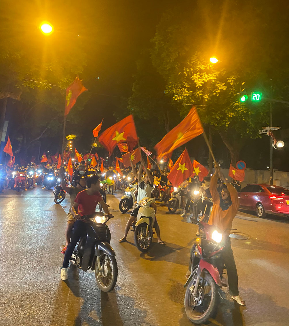 Truy tìm cô gái đánh rơi áo lót khi đi cổ vũ U23 Việt Nam - Hình 13