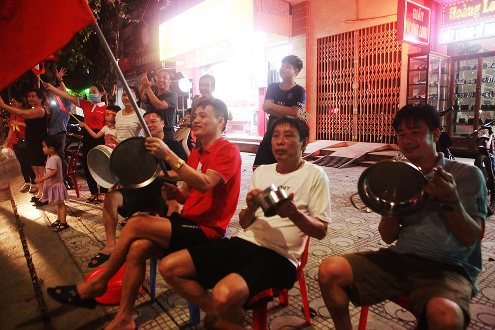 Truy tìm cô gái đánh rơi áo lót khi đi cổ vũ U23 Việt Nam - Hình 8