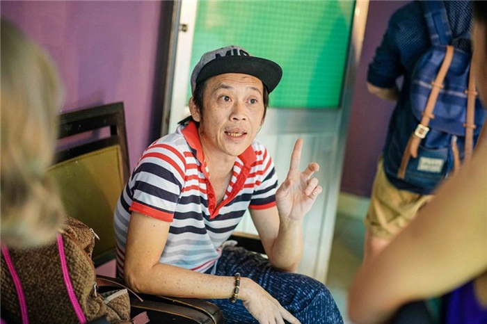 NSƯT Hoài Linh ngồi co hai chân, lủi thủi ăn cơm một mình hậu ồn ào từ thiện, thực hư ra sao? - Hình 3