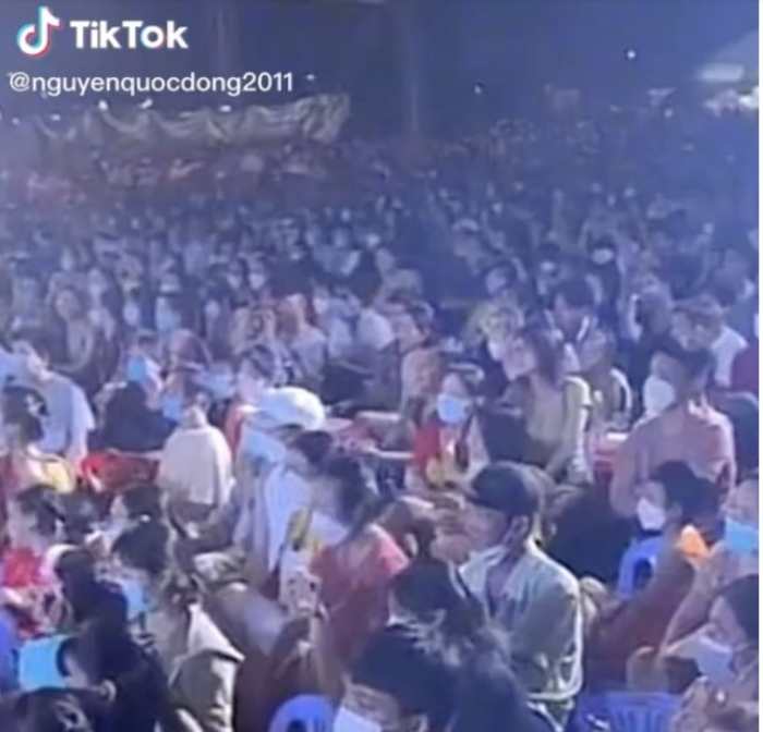 NSƯT Hoài Linh ngồi co hai chân, lủi thủi ăn cơm một mình hậu ồn ào từ thiện, thực hư ra sao? - Hình 5