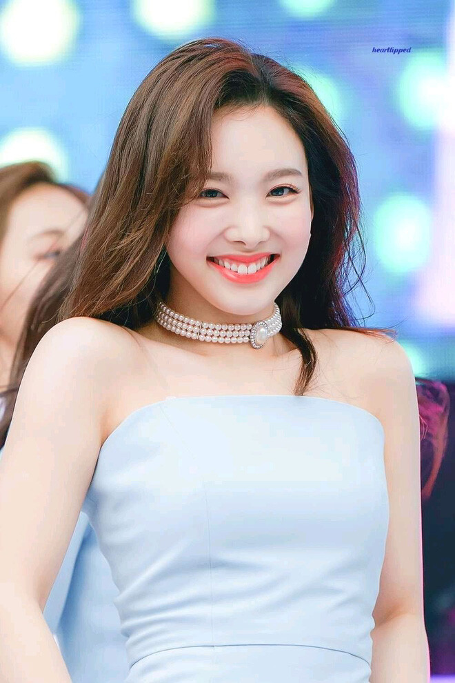 Nayeon (TWICE) - Nữ thần tượng xinh đẹp đa tài và liên hoàn phốt thái độ - Hình 2