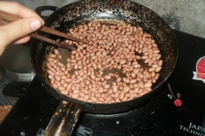 Cách làm đậu phộng rang tỏi ớt khô ráo giòn ngon tại nhà - Hình 1