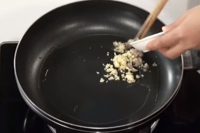 Cách làm đậu phộng rang tỏi ớt khô ráo giòn ngon tại nhà - Hình 6